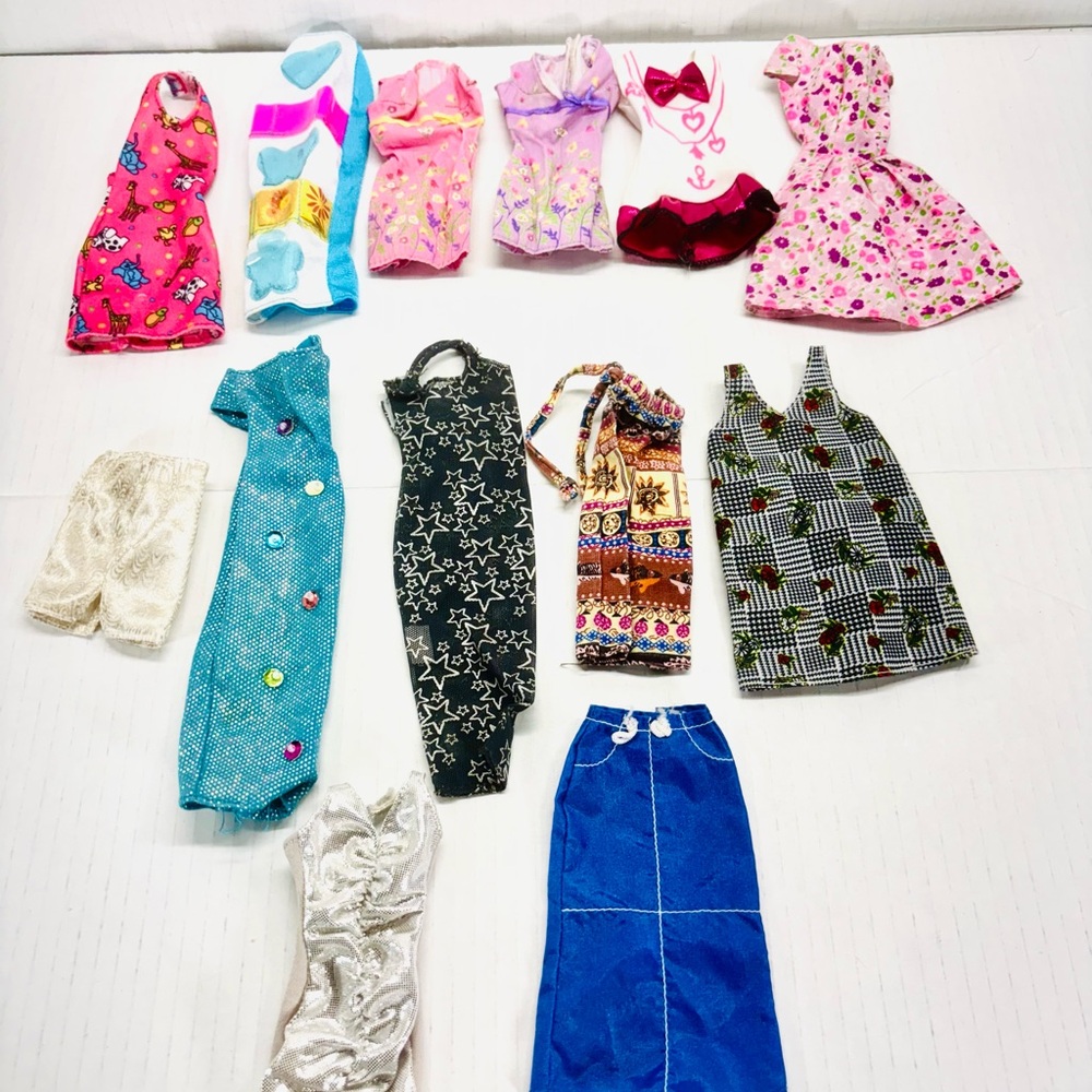 Large Mixed Vintage LOT of 90’s Barbie Dolls, Case, Clothes & Shoes 208 Pcs - Picture 8 of 16